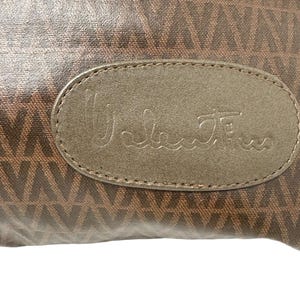 Bolso de mano Valentino de piel marrón con estampado en V. imagen 6