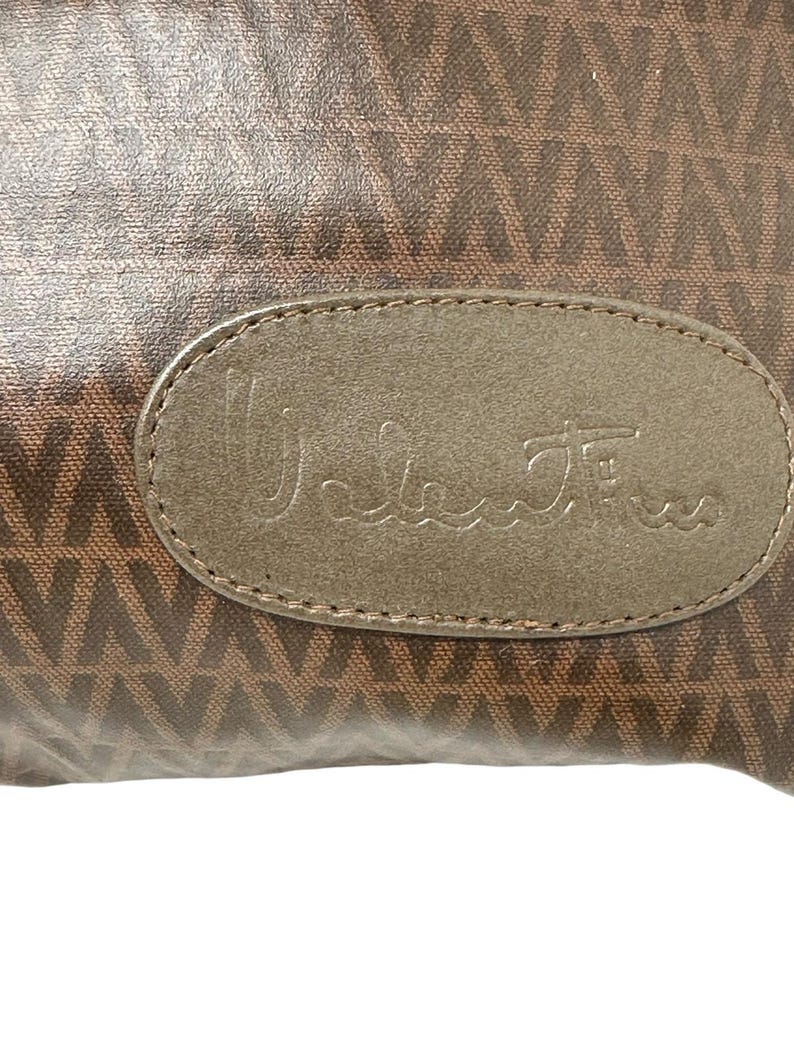 Bolso de mano Valentino de piel marrón con estampado en V. imagen 6