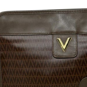 Bolso de mano Valentino de piel marrón con estampado en V. imagen 5