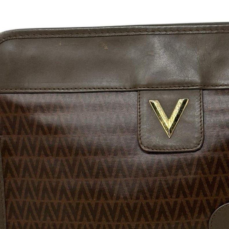 Bolso de mano Valentino de piel marrón con estampado en V. imagen 5