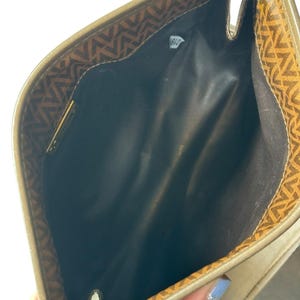 Bolso de mano Valentino de piel marrón con estampado en V. imagen 9