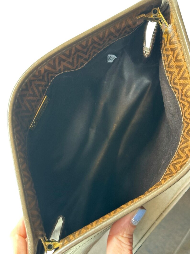 Bolso de mano Valentino de piel marrón con estampado en V. imagen 9