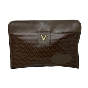 Bolso de mano Valentino de piel marrón con estampado en V. imagen 11