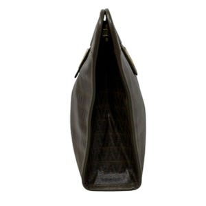 Bolso de mano Valentino de piel marrón con estampado en V. imagen 8