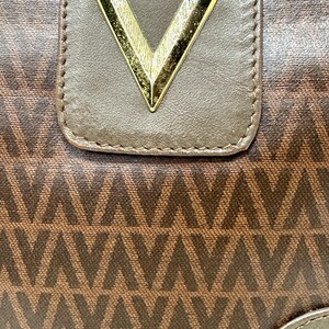 Bolso de mano Valentino de piel marrón con estampado en V. imagen 7