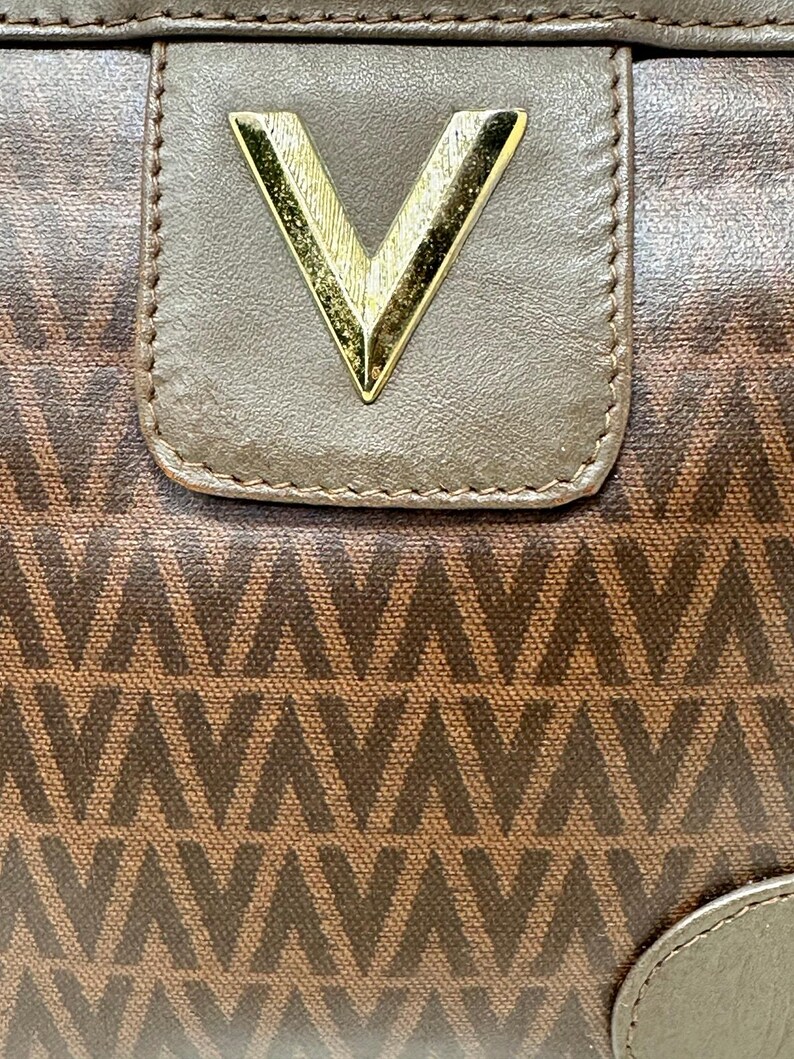 Bolso de mano Valentino de piel marrón con estampado en V. imagen 7