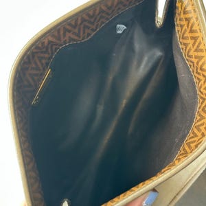 Bolso de mano Valentino de piel marrón con estampado en V. imagen 13