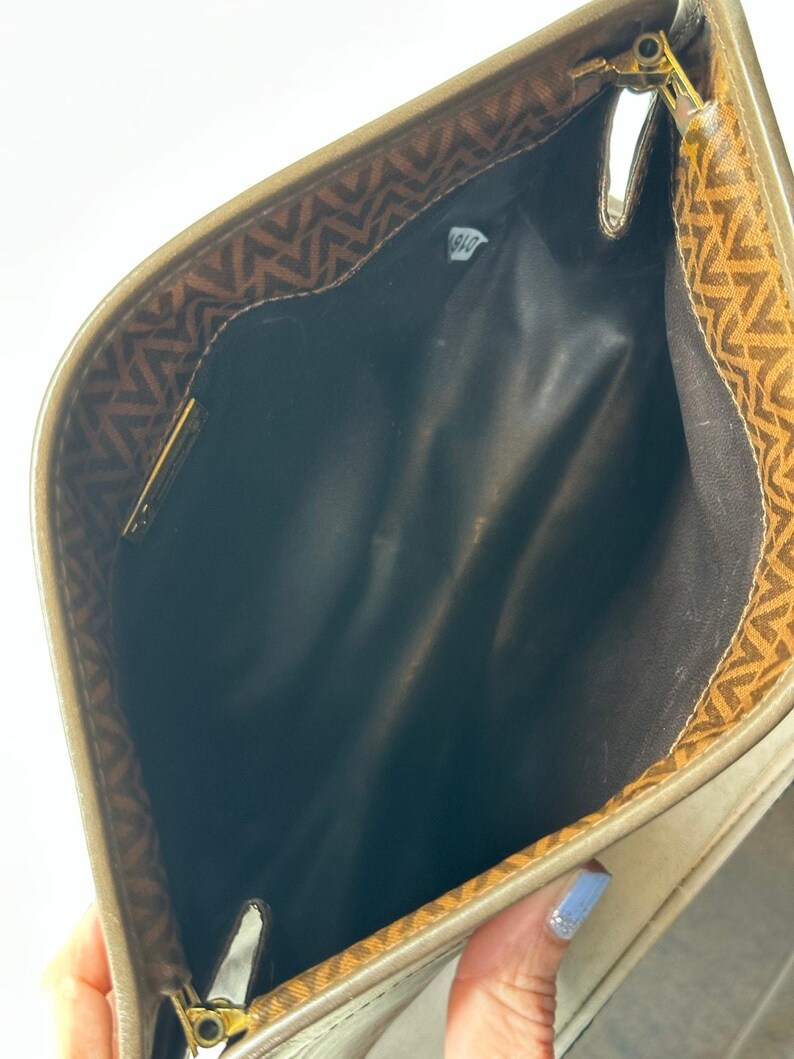 Bolso de mano Valentino de piel marrón con estampado en V. imagen 13