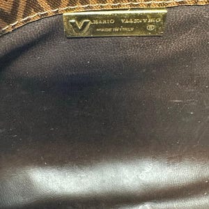 Bolso de mano Valentino de piel marrón con estampado en V. imagen 3