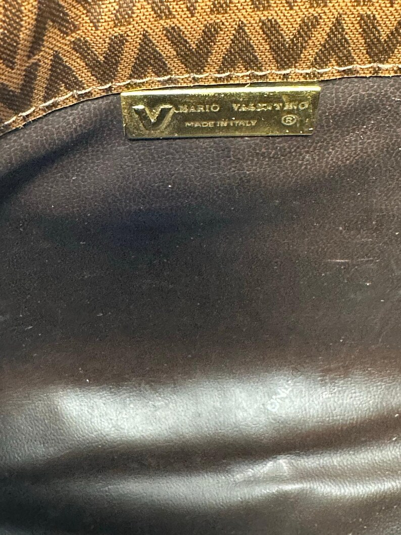 Bolso de mano Valentino de piel marrón con estampado en V. imagen 3