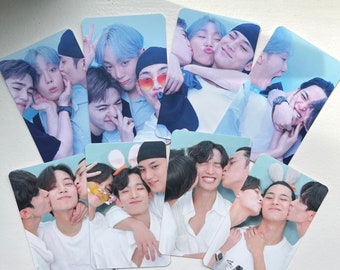 Può includere: Un set di 10 cartoline fotografiche con diverse immagini di giovani uomini in pose diverse. Le cartoline sono stampate su sfondo bianco con un bordo blu chiaro.