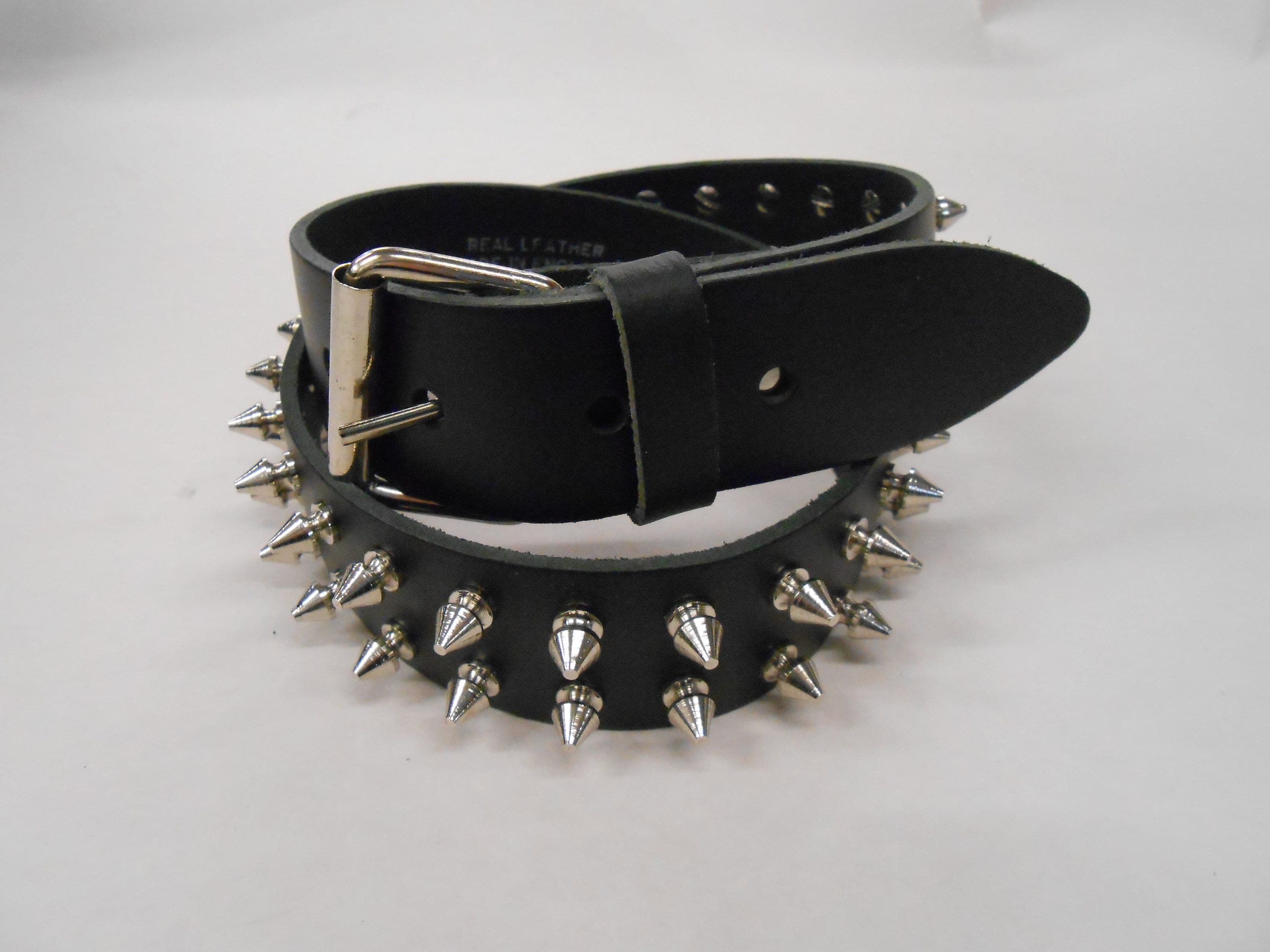 Riem met rijen spikes en studs. - Etsy België