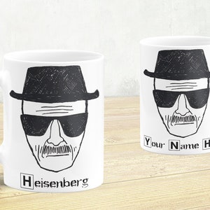 Puede incluir: Taza de cerámica blanca con una ilustración en blanco y negro de Walter White de la serie de televisión Breaking Bad. La taza tiene el texto "Heisenberg" y "Your Name Here" impreso en ella.