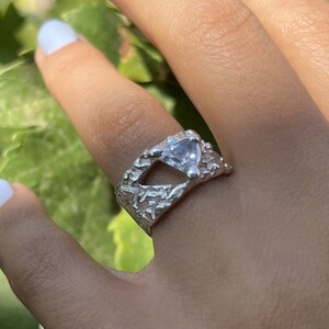 Brede bandring met zircon, ring met driehoekslijping, getextureerde band van sterling zilver, ring met driehoekig kristal.