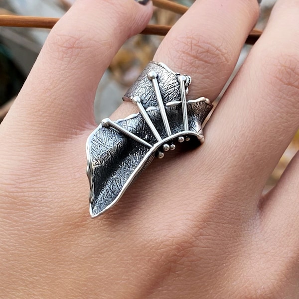 Bague abstraite faite à la main en argent sterling, bague au design inhabituel, bague Streetwear, bague audacieuse pour femme, bague brutaliste en argent bague contemporaine