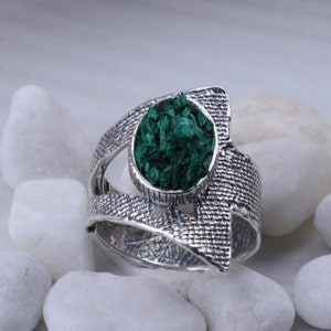 Abstract triangle ring sterling silver, raw malachite ring for women, oval stone ring, raw green stone ring gemstone, textured ring silver