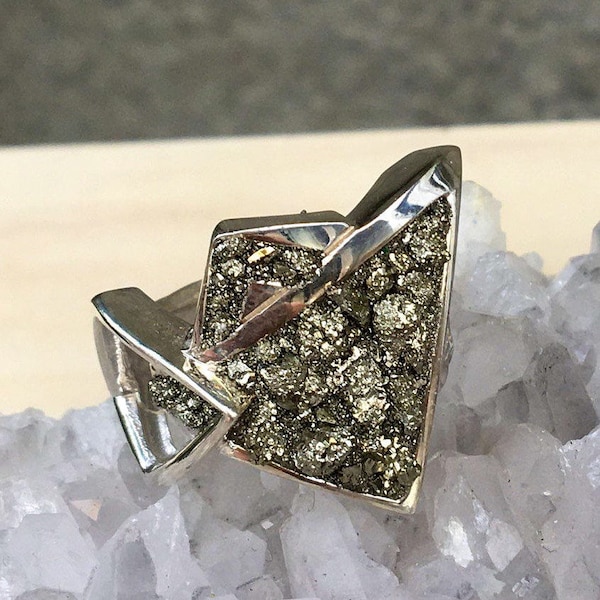 Bague druzy pyrite Arménie bague en argent sterling avec pierres précieuses pour femme Bague triangle en argent avec cristal de pyrite brute Bague chevron insolite avec des pierres