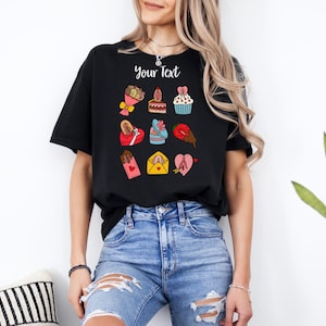 Camiseta gráfica con iconos del amor de San Valentín / Camiseta romántica personalizable / Diseño de dulces y cartas de amor / Regalo unisex para el día de San Valentín en color negro