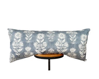 Housse de coussin lombaire à fleurs bleues : mélange lin et coton