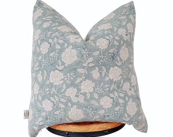 Housse de coussin en lin imprimé bloc, housse de coussin florale bleu antique et lin naturel