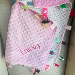Manta de bebé personalizada Bigger Tag Cuddle, regalo para baby shower en felpa bordada y suave al tacto. imagen 1