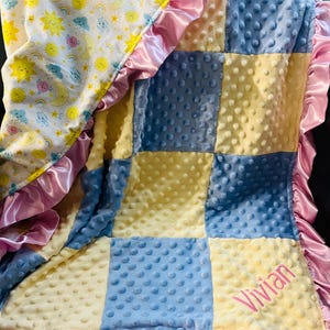Couverture pour bébé en flanelle Minky en damier - Cadeau sensoriel personnalisé pour la douche en peluche brodé sur mesure