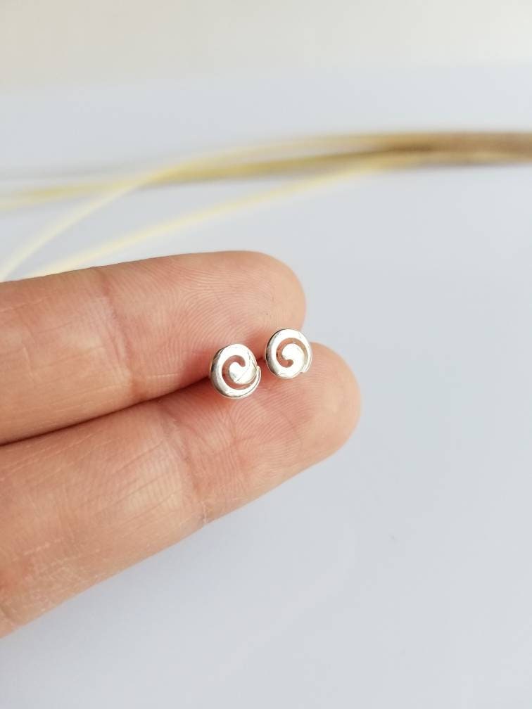 SMALL SPIRAL EAR-RING W/ STONES / silver / green & blue