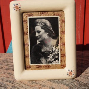 Carte postale vintage des années 40 à l'intérieur d'un cadre photo