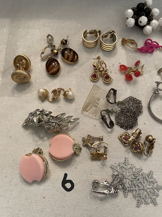 Lot of vintage clip earrings