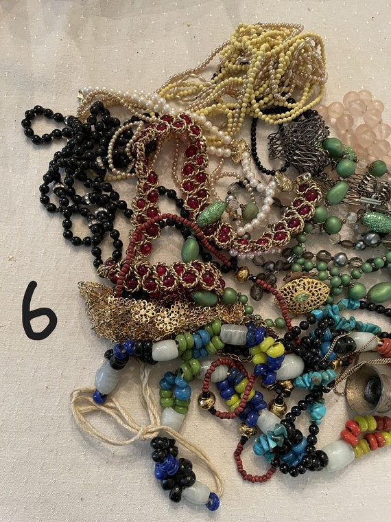 Lot of vintage necklaces - image 2