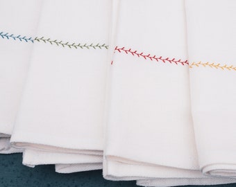 Serviettes brodées - différentes couleurs de broderie pour chaque membre de la famille! Serviettes réutilisables, Serviettes personnalisées personnalisées, serviettes de table en tissu,