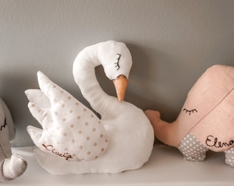 Peluche brodée personnalisée avec nom - Cadeau de naissance d'éléphant et de cygne en peluche - Jouet qui couine - Jouets Montessori pour bébé - Jouet Waldorf