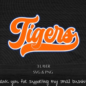 Könnte beinhalten: Orangefarbenes "Tigers"-Schriftzug-Logo mit weißem Rand auf schwarzem Hintergrund. Der Text "3 LAYER SVG & PNG" und "Thank you for supporting my small business" sind ebenfalls enthalten.