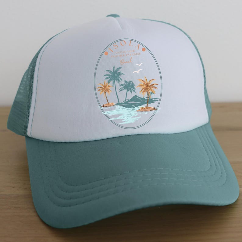 Pu&ograve; includere: Cappellino da camionista bianco e turchese. Il pannello frontale &egrave; bianco, con visiera e retro in rete turchese. Ha una grafica ovale con palme e il testo "ISOLA OCEAN VIEW SUMMER PARADISE Beach."