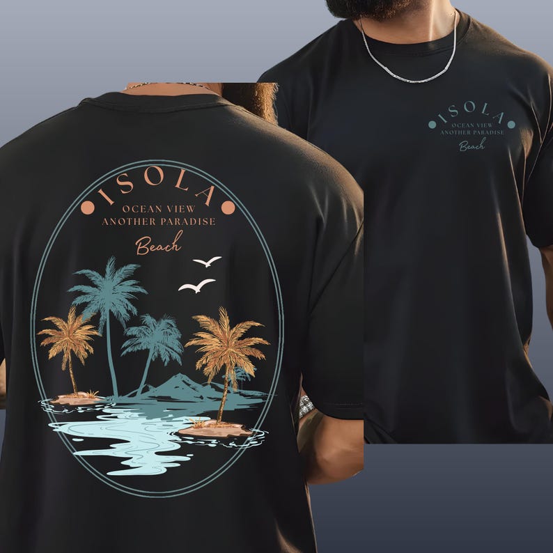 Pu&ograve; includere: T-shirt nero con grafica a tema spiaggia. Il design include palme, acqua e il testo "ISOLA OCEAN VIEW ANOTHER PARADISE Beach". La maglietta ha un girocollo e maniche corte.