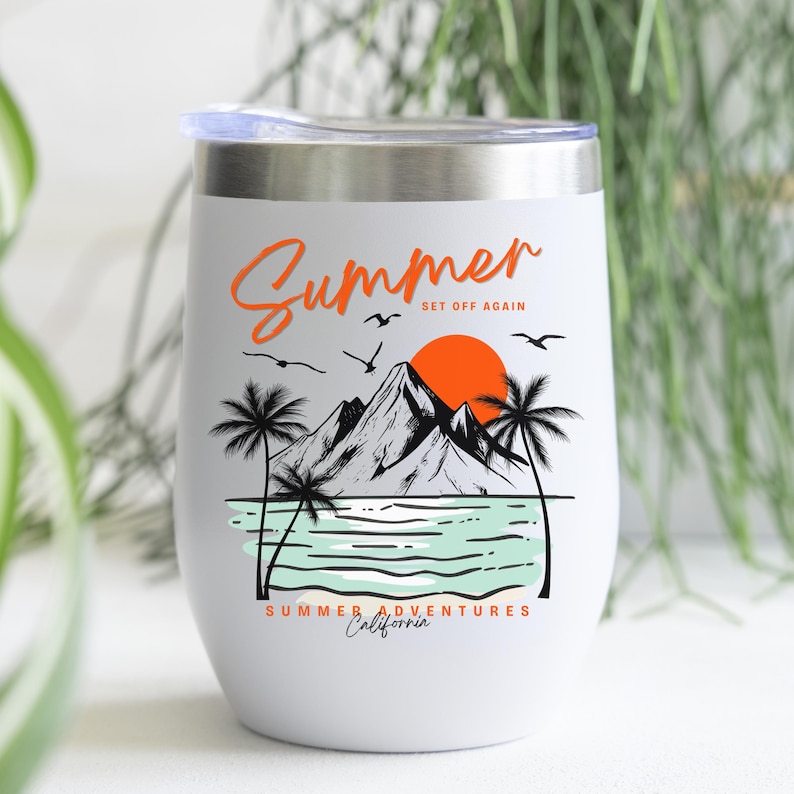Pu&ograve; includere: Bicchiere da vino isolato bianco con bordo e coperchio argentati. Il bicchiere presenta una grafica di un tramonto sulle montagne, palme e la parola "Summer" in scrittura arancione. Il testo in basso recita "Summer Adventures California."