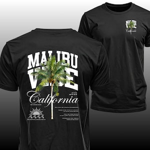 Pu&ograve; includere: T-shirt neri con un design Malibu, California. La parte anteriore della maglietta presenta una grafica di palma con le parole "Malibu" e "Vibe" in lettere bianche, e "California" in corsivo. Il retro della maglietta ha lo stesso design.