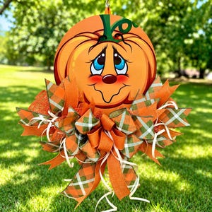 Whimsical Pumpkin Door Hanger | Fall Pumpkin Wreath | Pumpkin Face Door Decor | Autumn Front Door Decoration | Cute Fall Porch Decor afbeelding 2