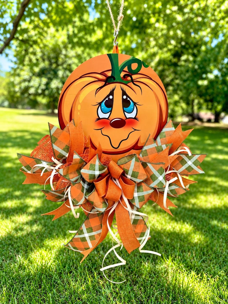 Whimsical Pumpkin Door Hanger | Fall Pumpkin Wreath | Pumpkin Face Door Decor | Autumn Front Door Decoration | Cute Fall Porch Decor afbeelding 2
