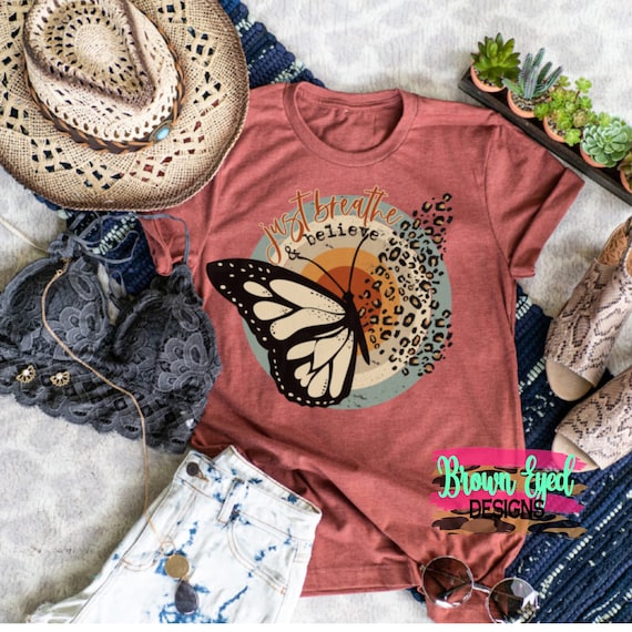 S lo respirar y creer camisa de mariposa mariposas paz calma
