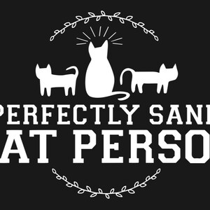 Puede incluir: Diseño gráfico en blanco y negro con tres gatos y el texto "Perfectly Sane Cat Person". Los gatos están estilizados y el texto está en negrita.