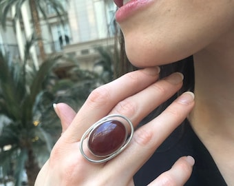 Bague cornaline, grande bague rouge, bague rouge, pierre de naissance d'août, bague agate rouge, grosse pierre, bague bohème rouge, bague en argent massif
