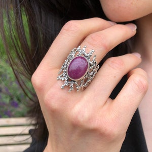 Anillo de rubí, rubí natural, anillo llamativo, anillo vintage, anillo rojo grande, anillo de piedra roja, anillo artístico, anillo grueso, anillo de plata maciza, rubí imagen 3