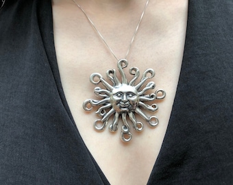 Colgante de sol de plata, colgante de sol, colgante de plata grande, colgante de sol grande, colgante llamativo, colgante icónico, colgante de plata enorme, sol de plata