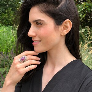 Anillo de rubí, rubí natural, anillo llamativo, anillo vintage, anillo rojo grande, anillo de piedra roja, anillo artístico, anillo grueso, anillo de plata maciza, rubí imagen 2