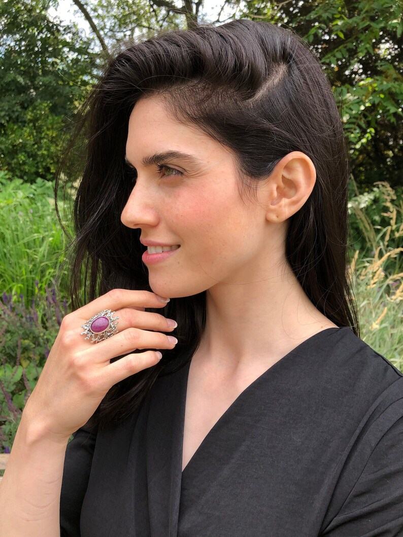 Anillo de rubí, rubí natural, anillo llamativo, anillo vintage, anillo rojo grande, anillo de piedra roja, anillo artístico, anillo grueso, anillo de plata maciza, rubí imagen 2