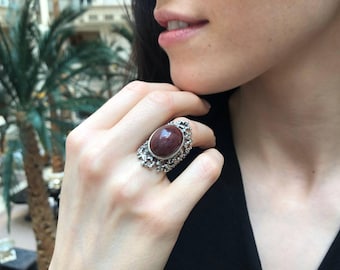 Grande bague en rubis, rubis naturel, bague tendance, bague vintage, grande bague rouge, bague en pierre rouge, bague artistique, grosse bague, bague en argent massif