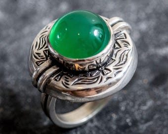 Anillo de esmeralda vintage, esmeralda sintética, anillo egipcio, piedra de nacimiento de mayo, anillo tribal grande, anillo de gema verde, anillo de esmeralda de plata, pieza rara de Adina