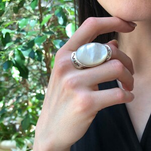 Shell Pearl Ring, Mother of Pearls, Natural Shell Pearl, June Birthstone, Silver Oval Ring, Pearl Ring, Vintage Pearl Ring, 925 Silver Ring image 3