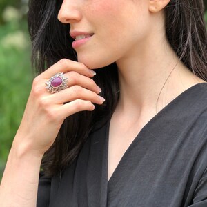 Anillo de rubí, rubí natural, anillo llamativo, anillo vintage, anillo rojo grande, anillo de piedra roja, anillo artístico, anillo grueso, anillo de plata maciza, rubí imagen 8